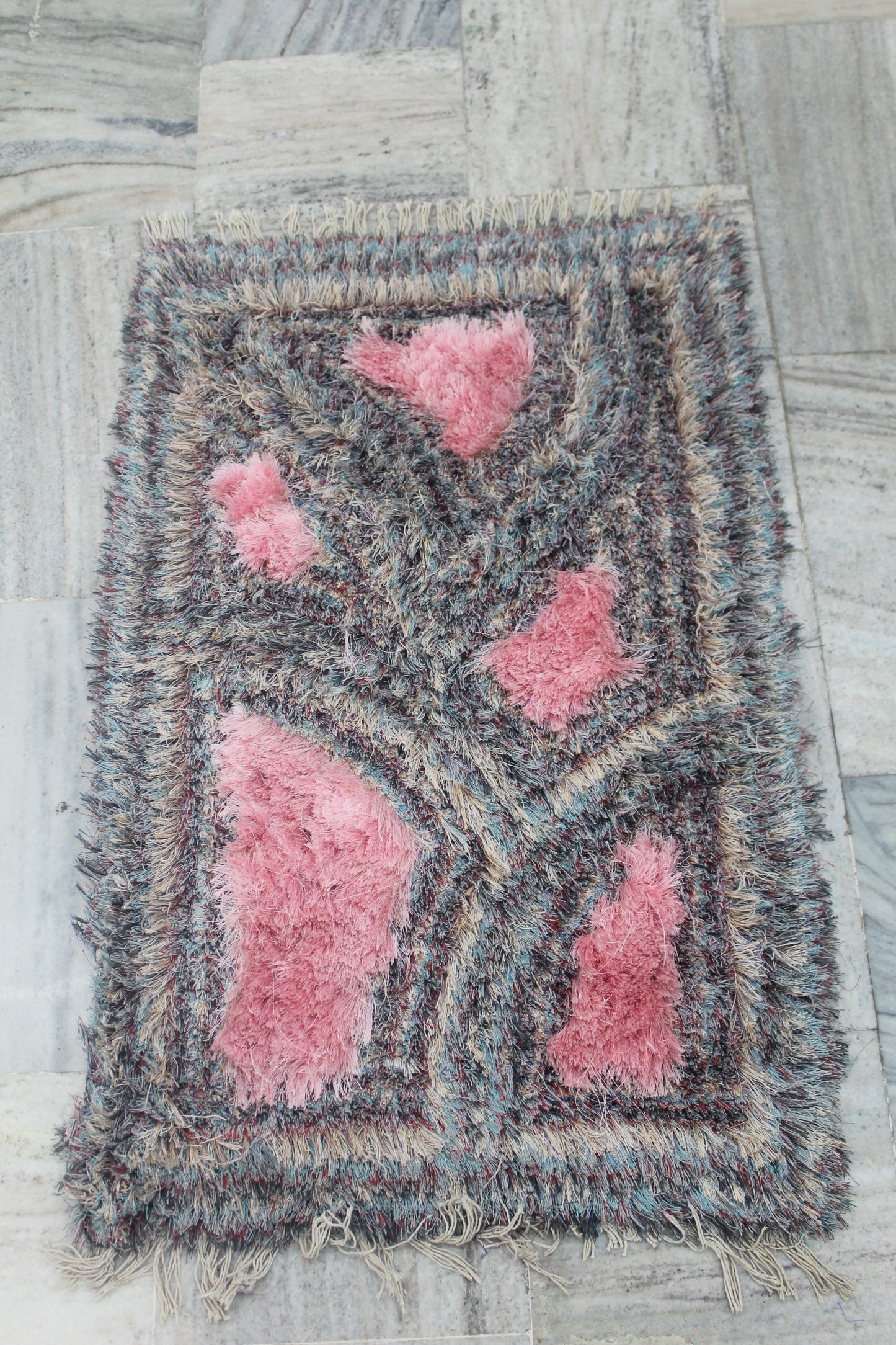 PINK AND MULTICOLOR ARC PATTERN DESIGN RECTANGULAR SHAGGY RUG
