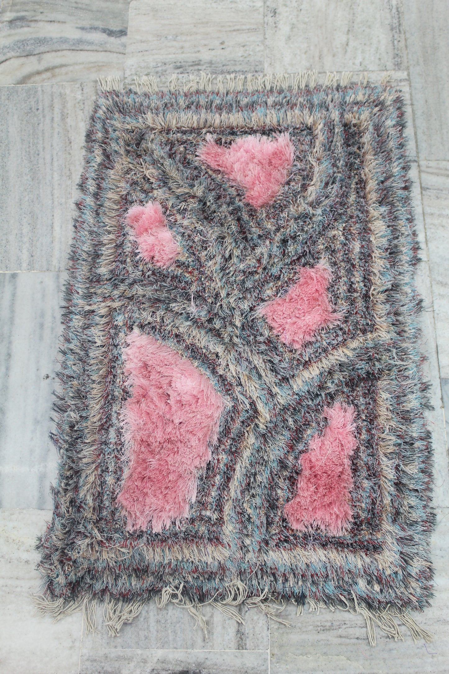 PINK AND MULTICOLOR ARC PATTERN DESIGN RECTANGULAR SHAGGY RUG