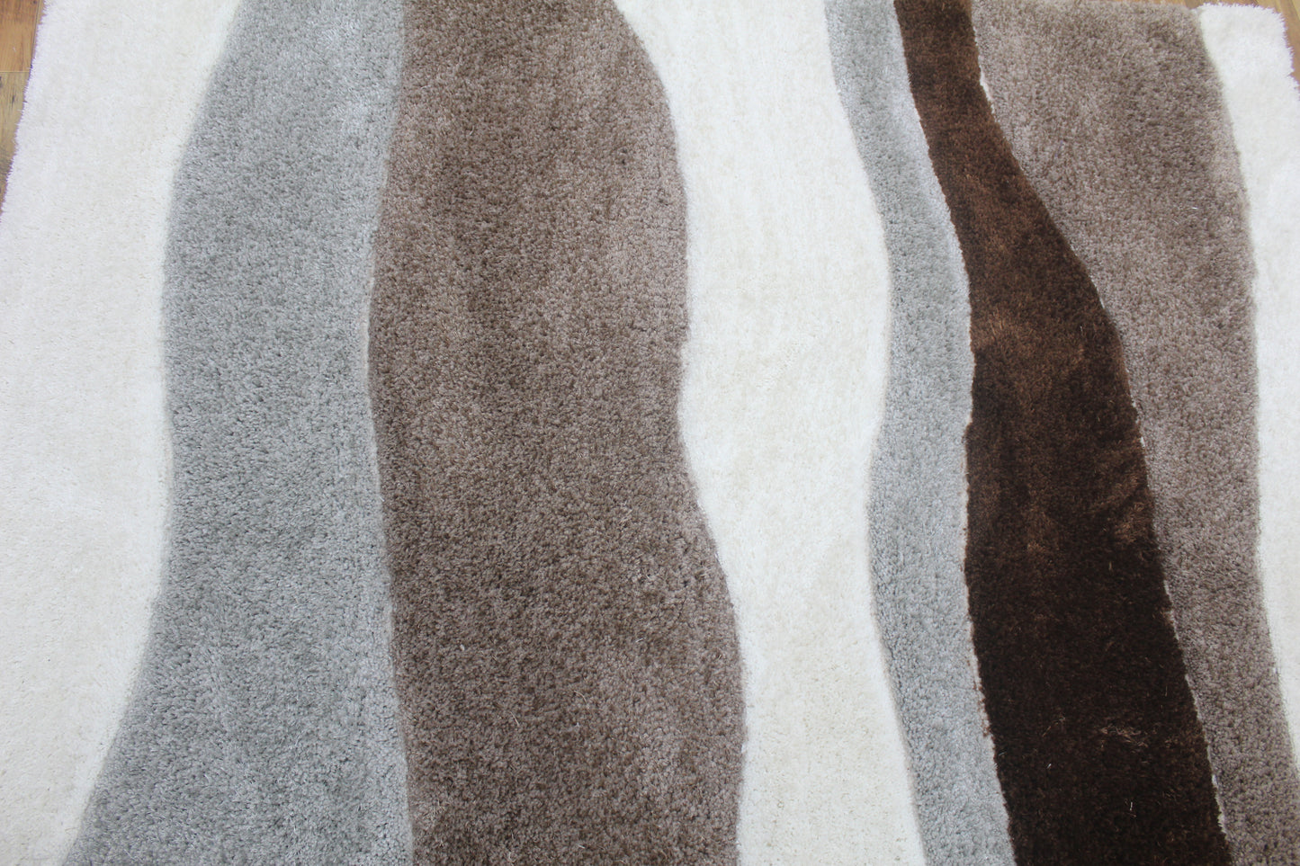 Soft Modern Area Rug with Wavy Stripes – Cozy Home Accent