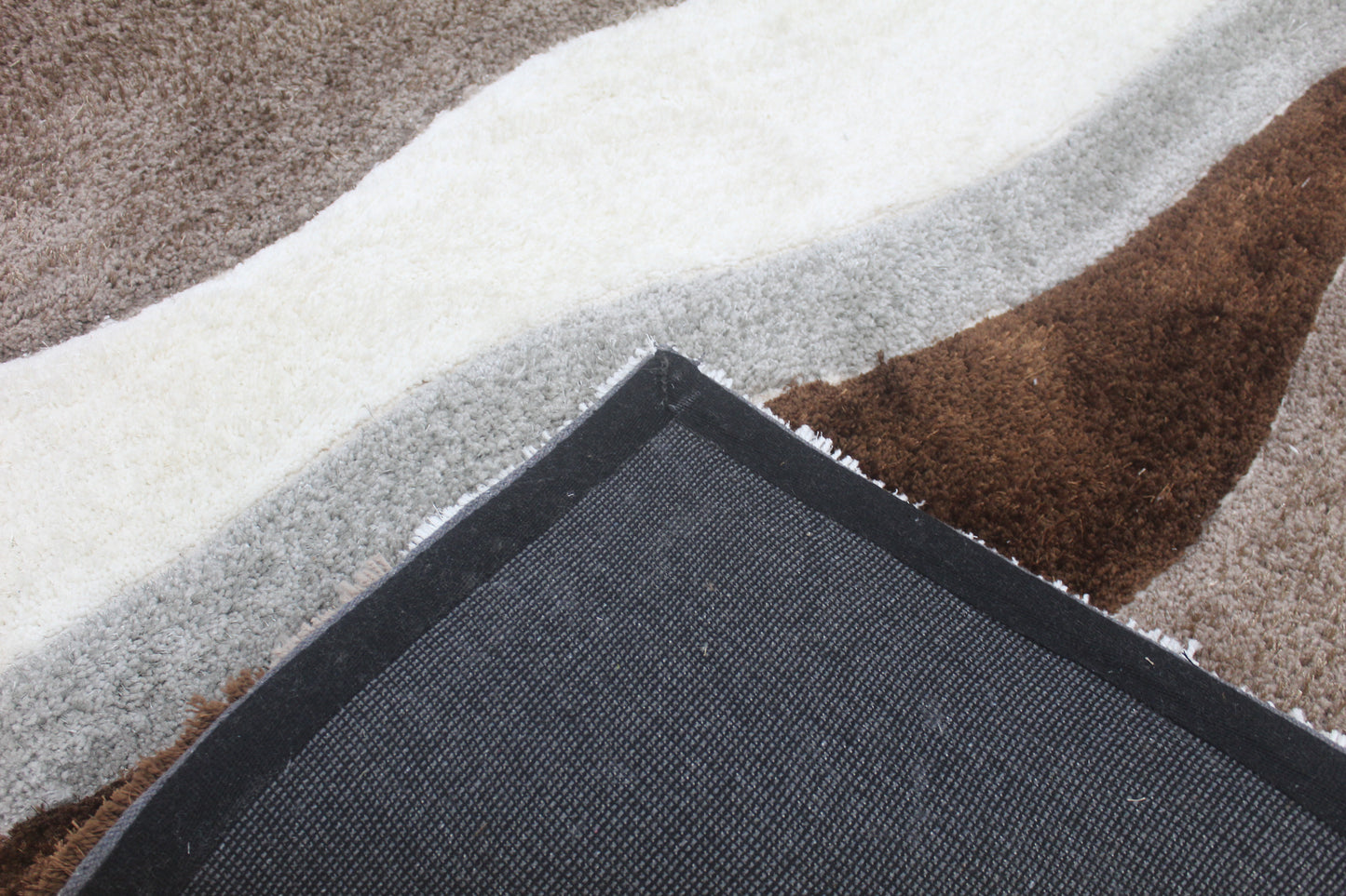 Soft Modern Area Rug with Wavy Stripes – Cozy Home Accent