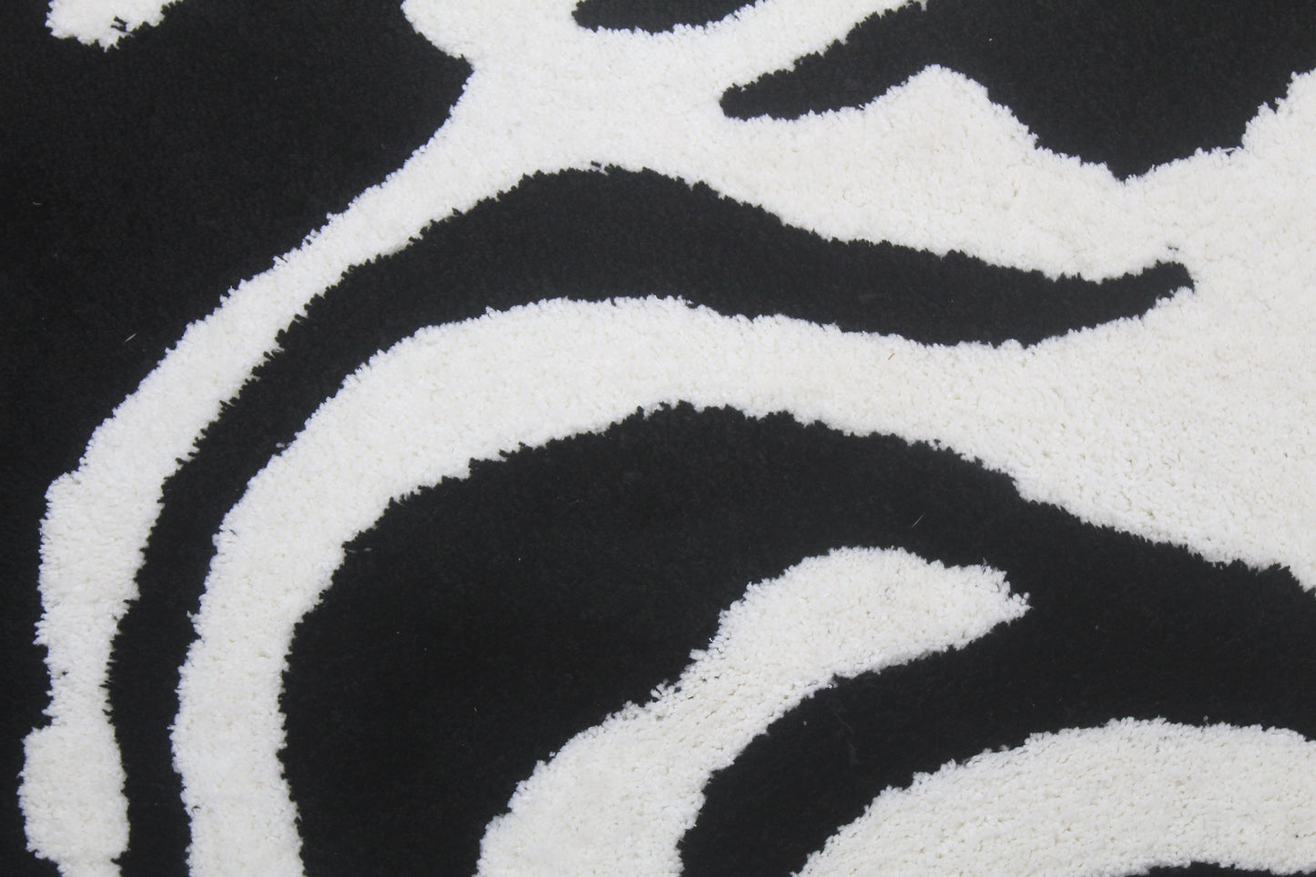 Black & White Zebra Print Shaggy Rug – Modern Animal Pattern Carpet