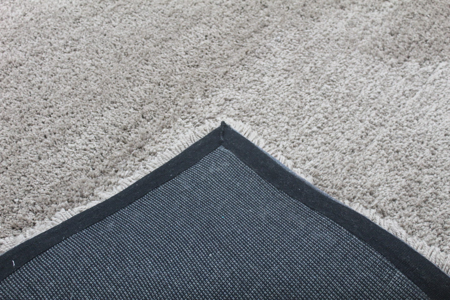 Luxury Cozy Plain Shaggy Rug – Minimalist Beige, Thick & Plush Carpet for Stylish Homes