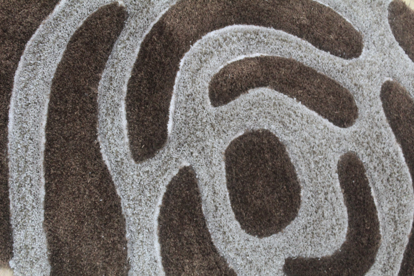 Modern Abstract Shaggy Rug in Brown & Beige – Soft Plush Geometric Carpet for Living Room & Bedroom