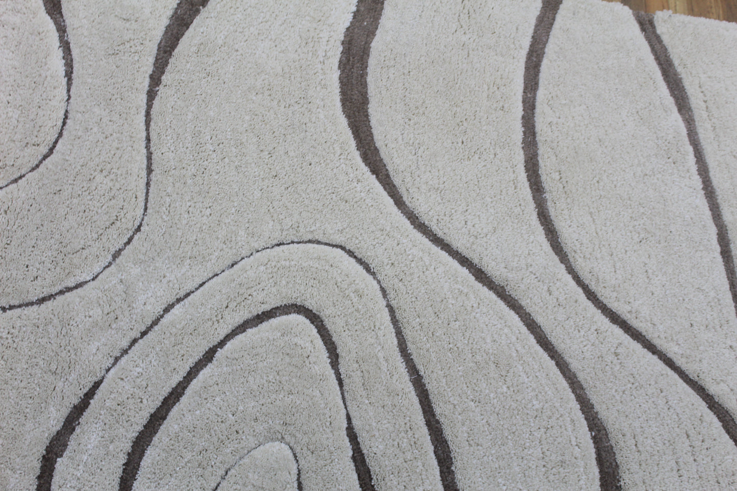 Modern Shaggy Rug in Ivory & Brown – Abstract Wave Pattern, Soft Plush Carpet for Living Room & Bedroom