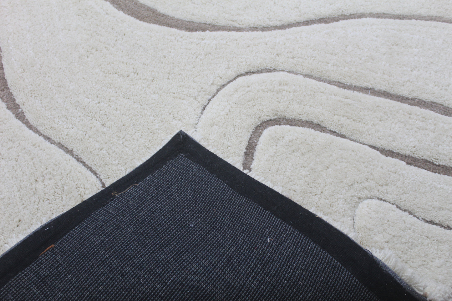 Modern Shaggy Rug in Ivory & Brown – Abstract Wave Pattern, Soft Plush Carpet for Living Room & Bedroom