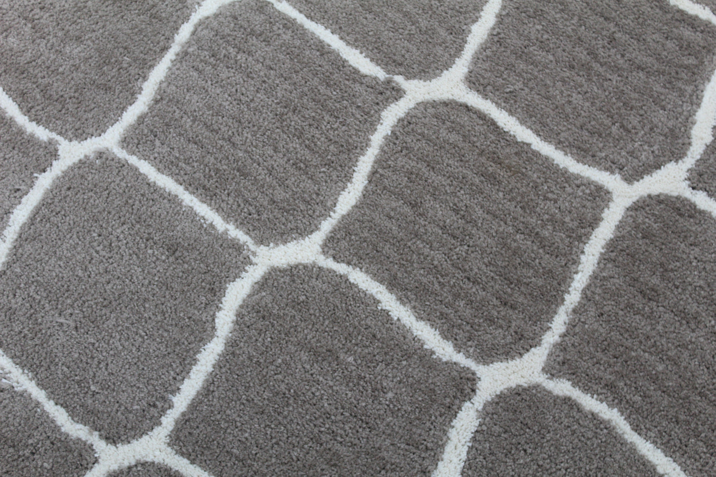 Luxury Shaggy Trellis Pattern Rug – Modern Grey & White Area Carpet for Cozy Living Room and Bedroom Flooring