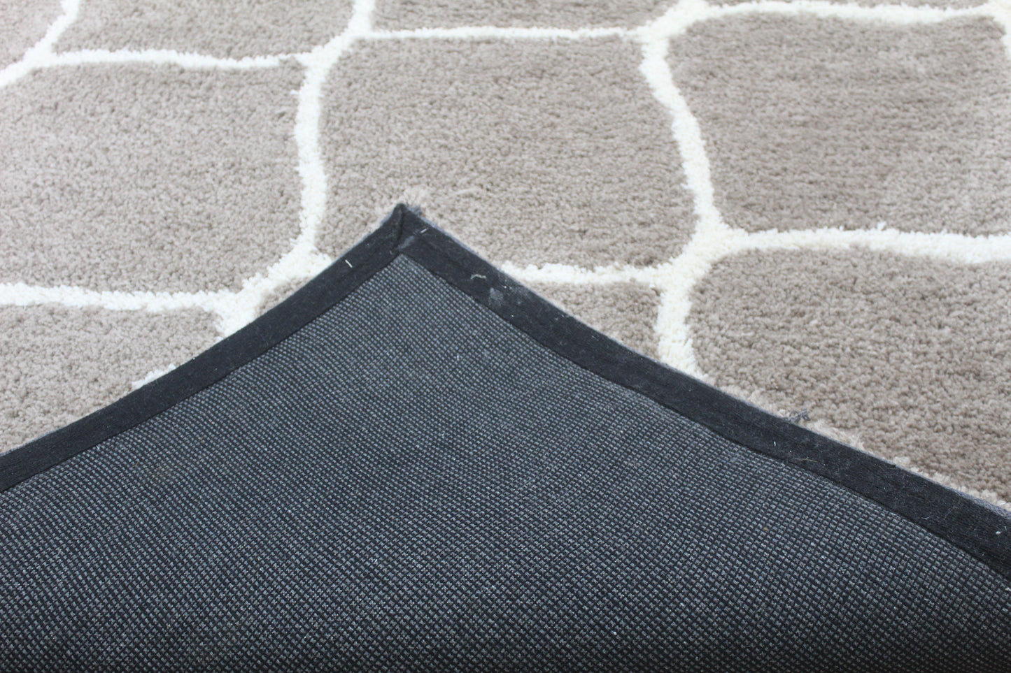 Luxury Shaggy Trellis Pattern Rug – Modern Grey & White Area Carpet for Cozy Living Room and Bedroom Flooring