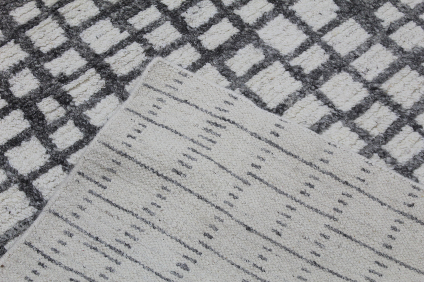 Modern Checkered Grid Rug – Scandinavian Style Soft Wool-Blend Carpet for Living Room & Bedroom Decor