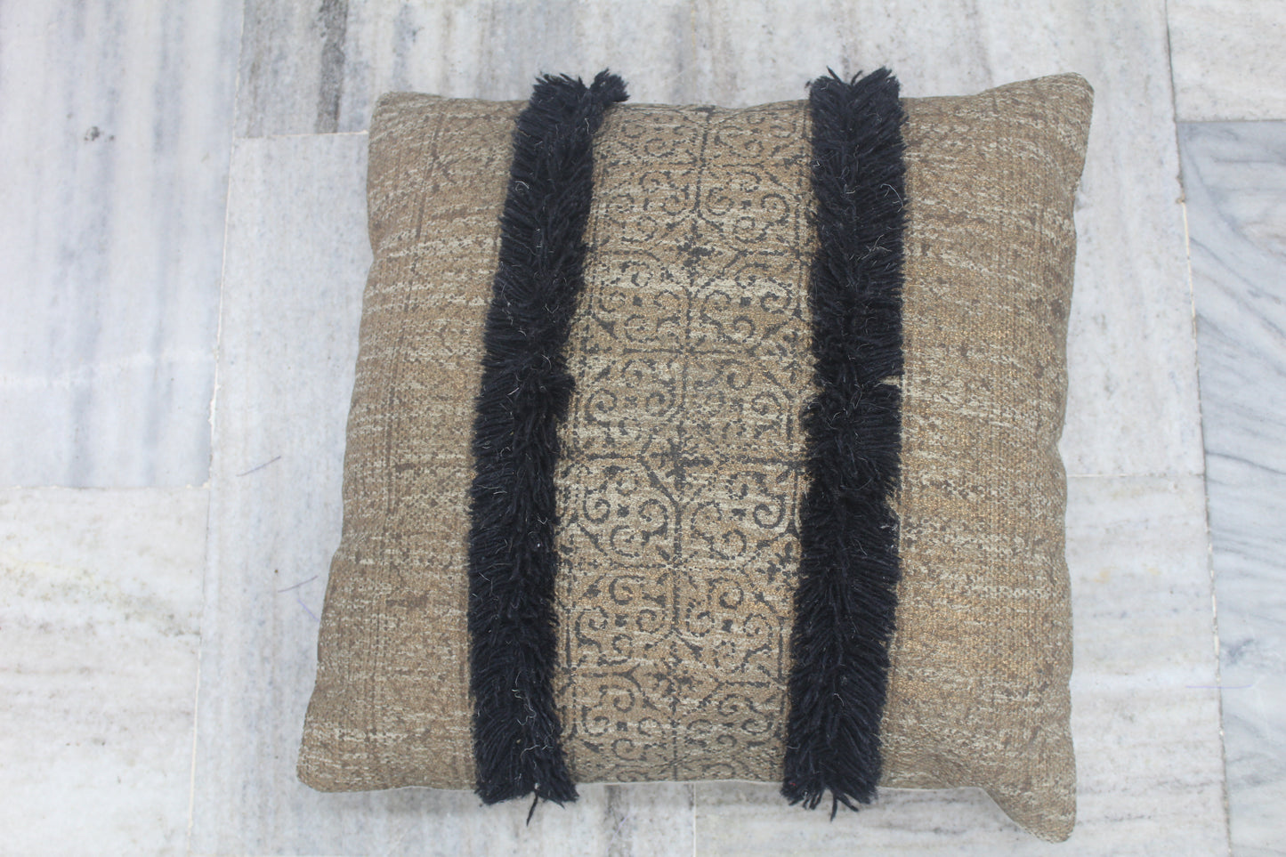 JUTE CUSHION COVER WITH CUSHION GEOMETRICAL PATTERN AND MIDDLE TWO LINE BORDER
