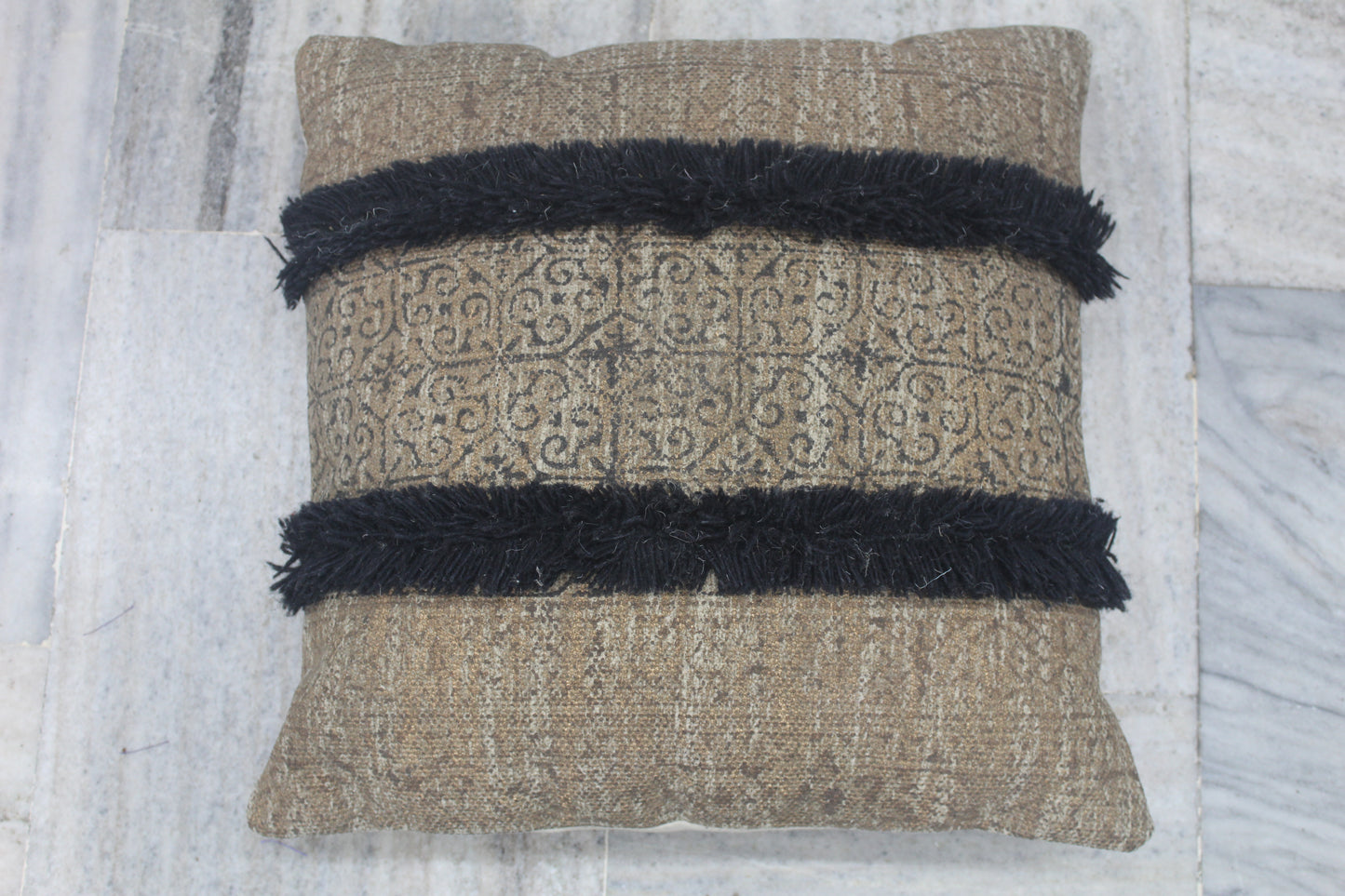 JUTE CUSHION COVER WITH CUSHION GEOMETRICAL PATTERN AND MIDDLE TWO LINE BORDER