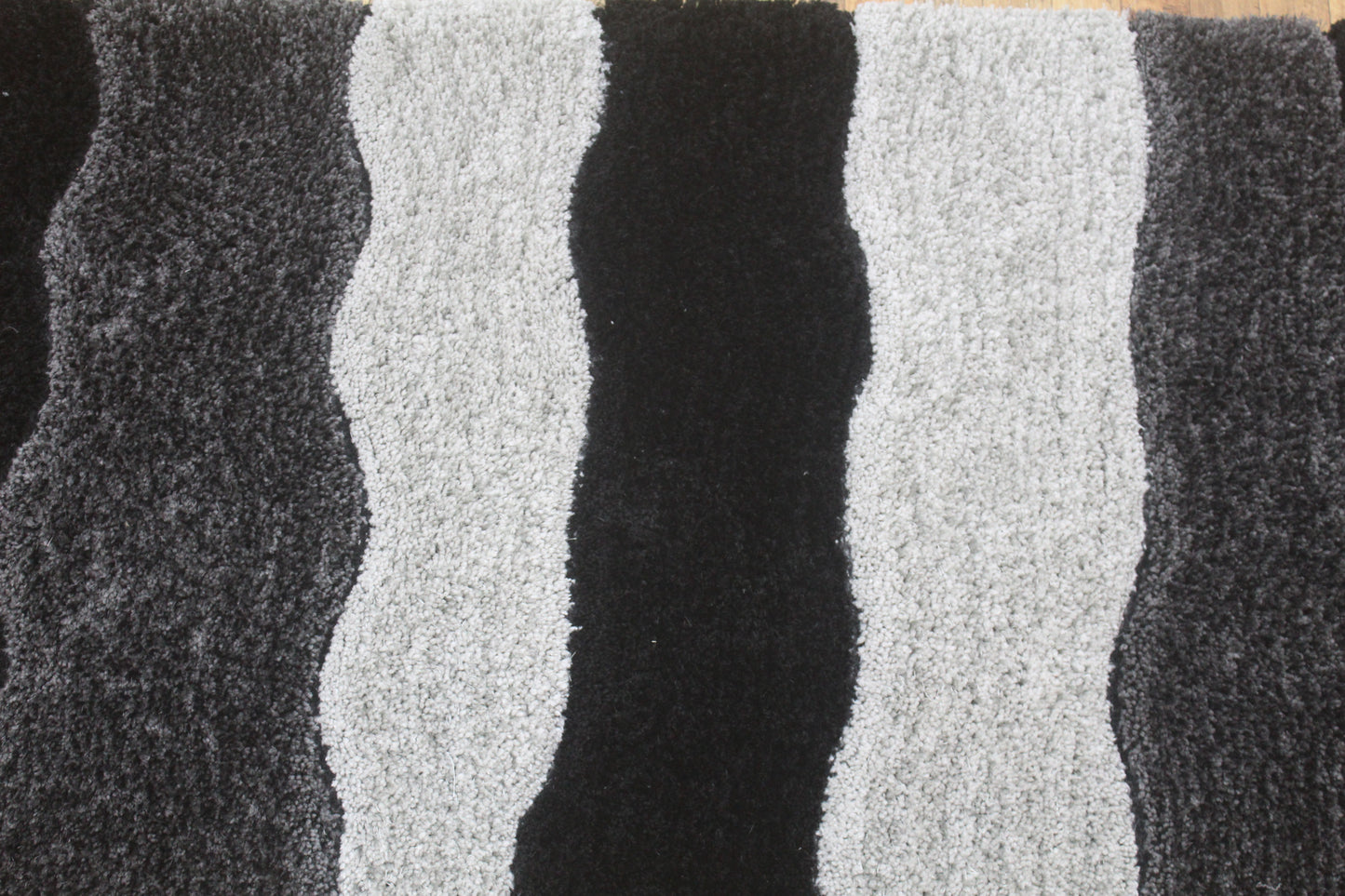 Luxury Modern Shaggy Area Rug with Black, Grey & Silver Wave Stripes – Soft Plush Carpet for Living Room & Bedroom