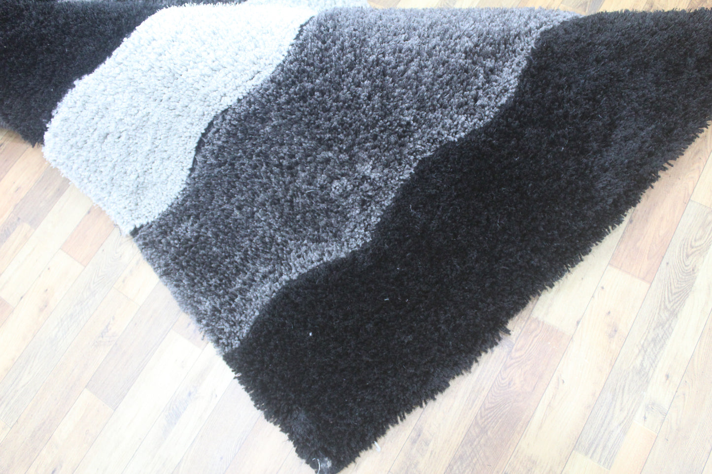 Luxury Modern Shaggy Area Rug with Black, Grey & Silver Wave Stripes – Soft Plush Carpet for Living Room & Bedroom