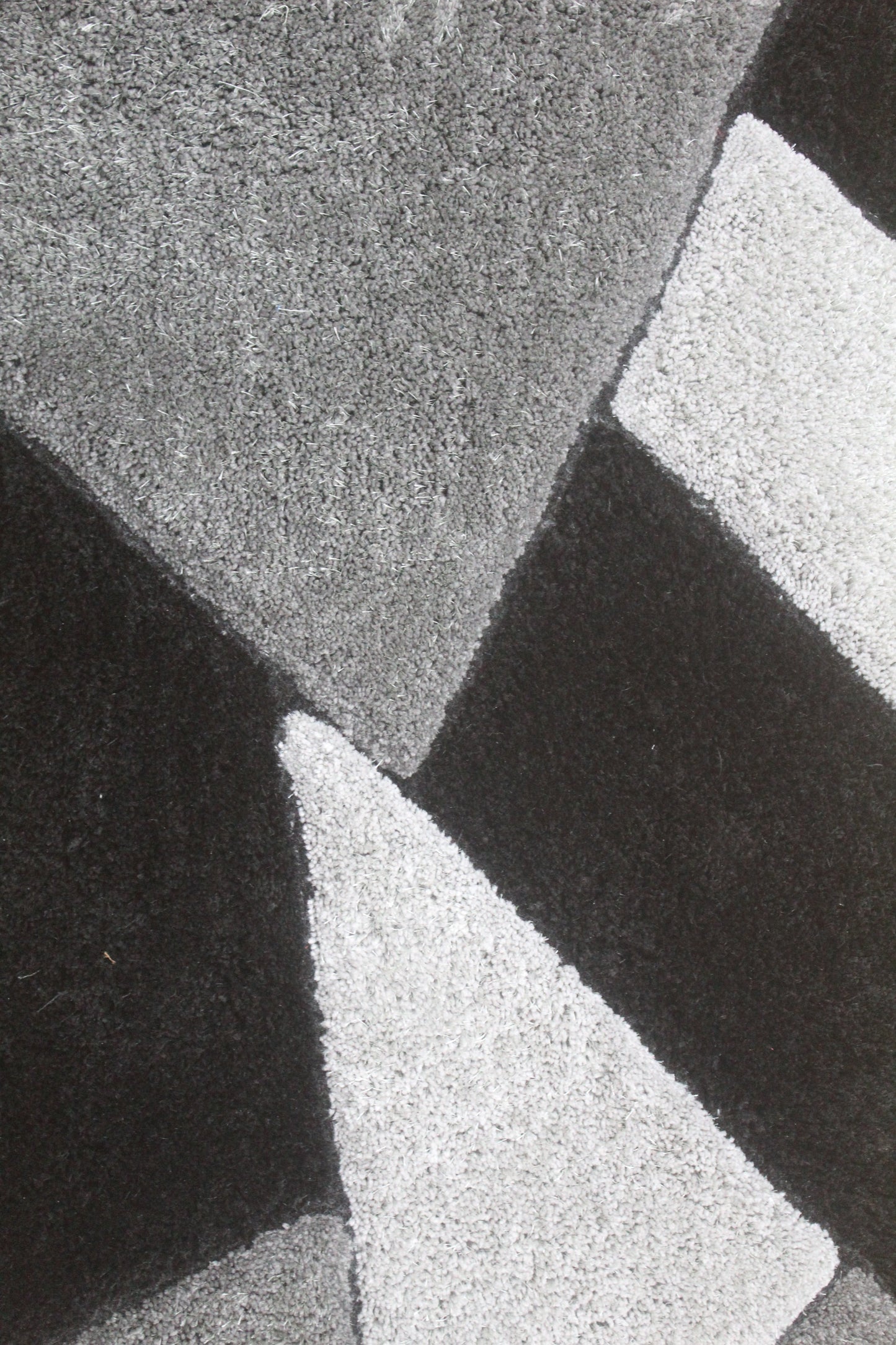 Contemporary Geometric Shaggy Area Rug – Soft Black & Grey Abstract Pattern Carpet for Modern Homes