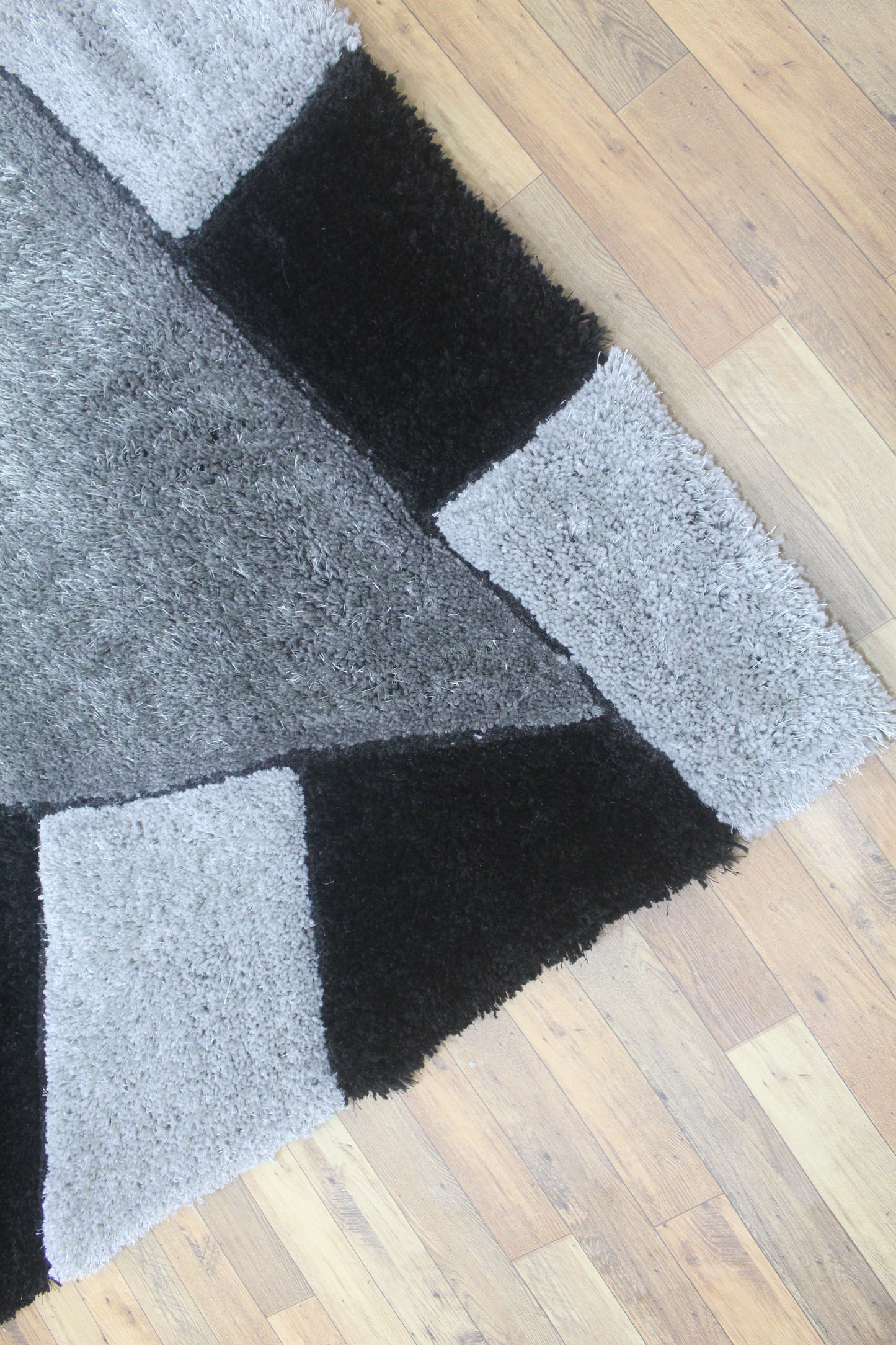 Contemporary Geometric Shaggy Area Rug – Soft Black & Grey Abstract Pattern Carpet for Modern Homes