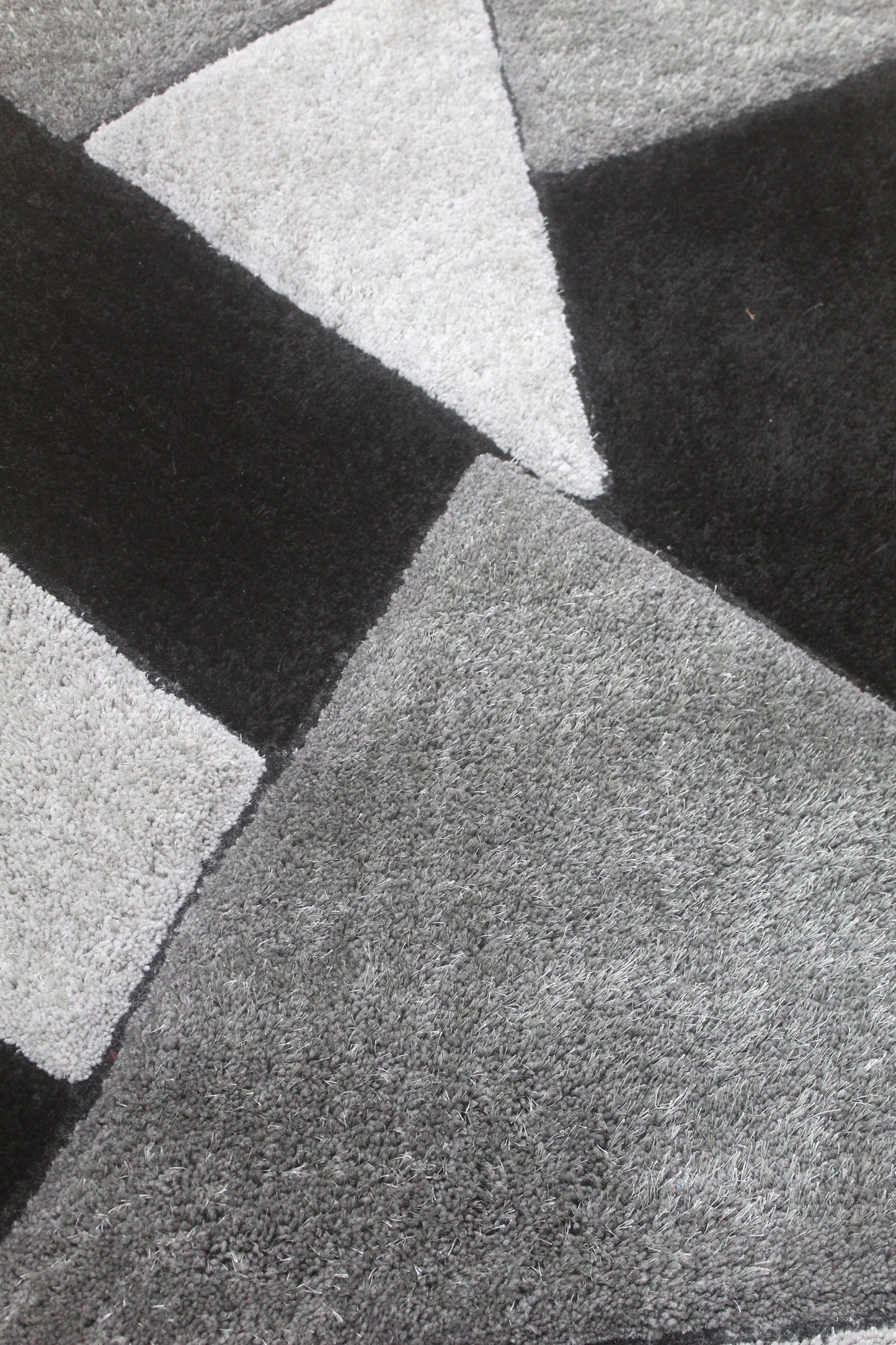 Contemporary Geometric Shaggy Area Rug – Soft Black & Grey Abstract Pattern Carpet for Modern Homes