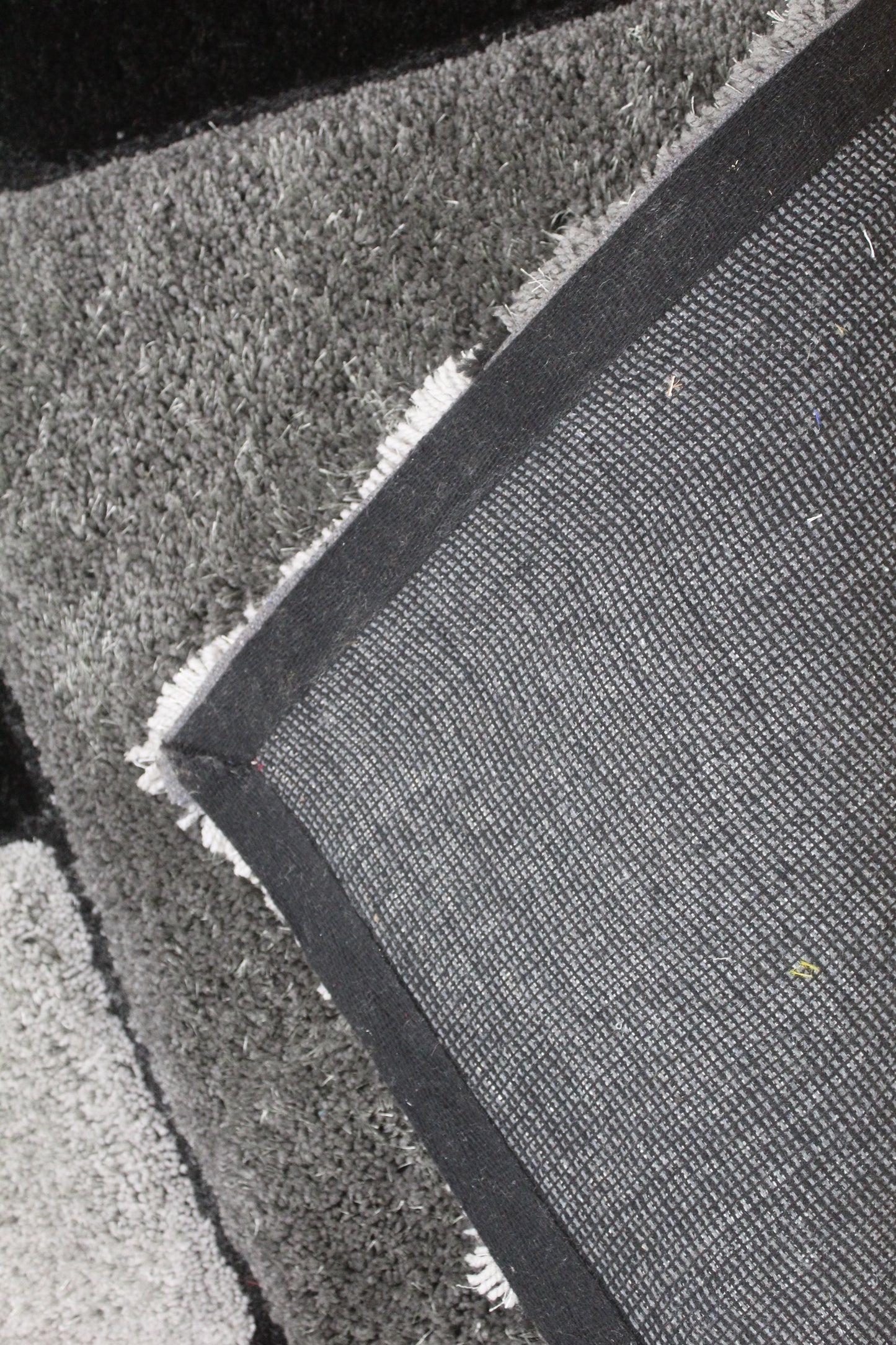Contemporary Geometric Shaggy Area Rug – Soft Black & Grey Abstract Pattern Carpet for Modern Homes