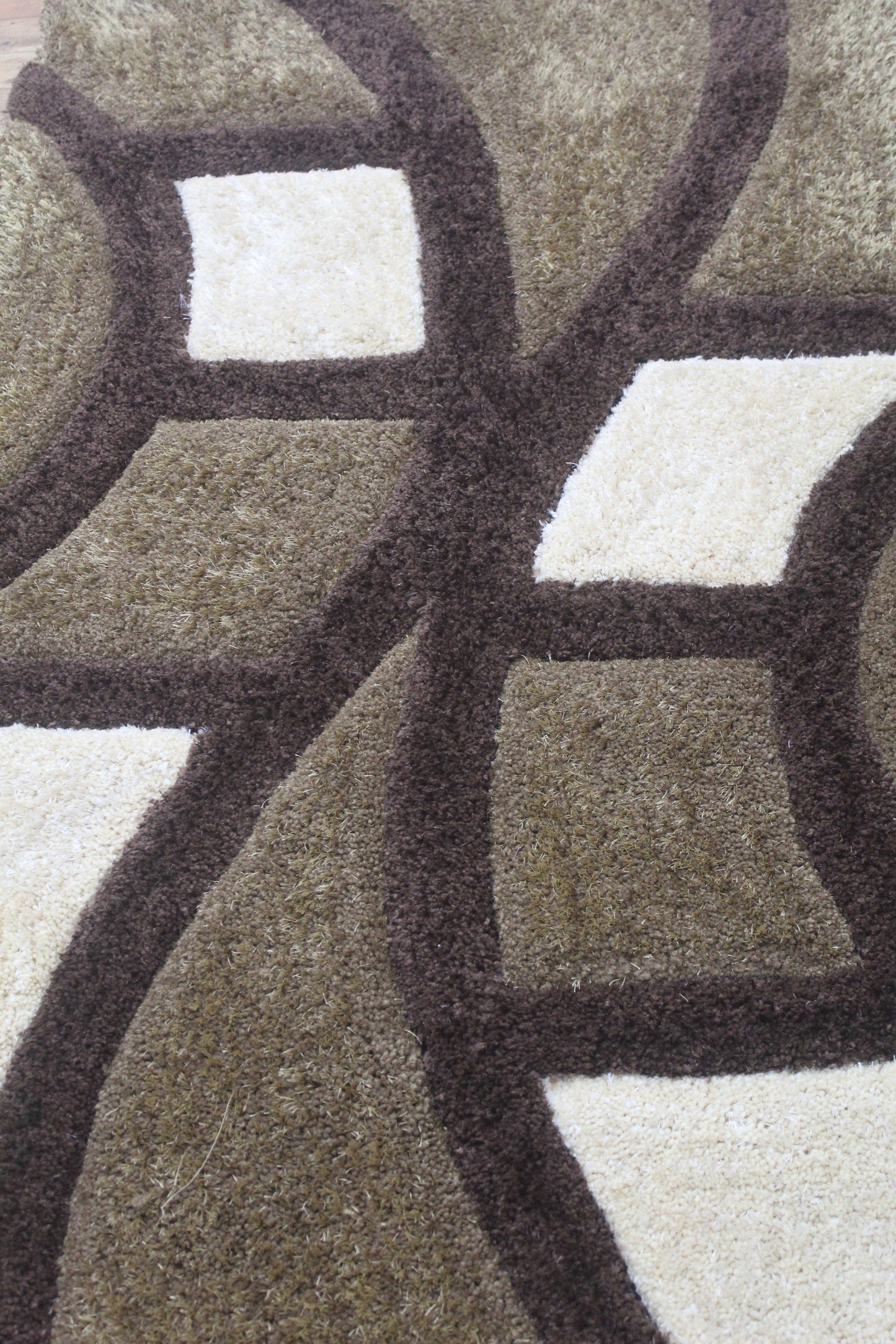 Luxurious Shaggy Rug in Beige and Chocolate Brown – Modern Geometric Pattern for Stylish Interiors