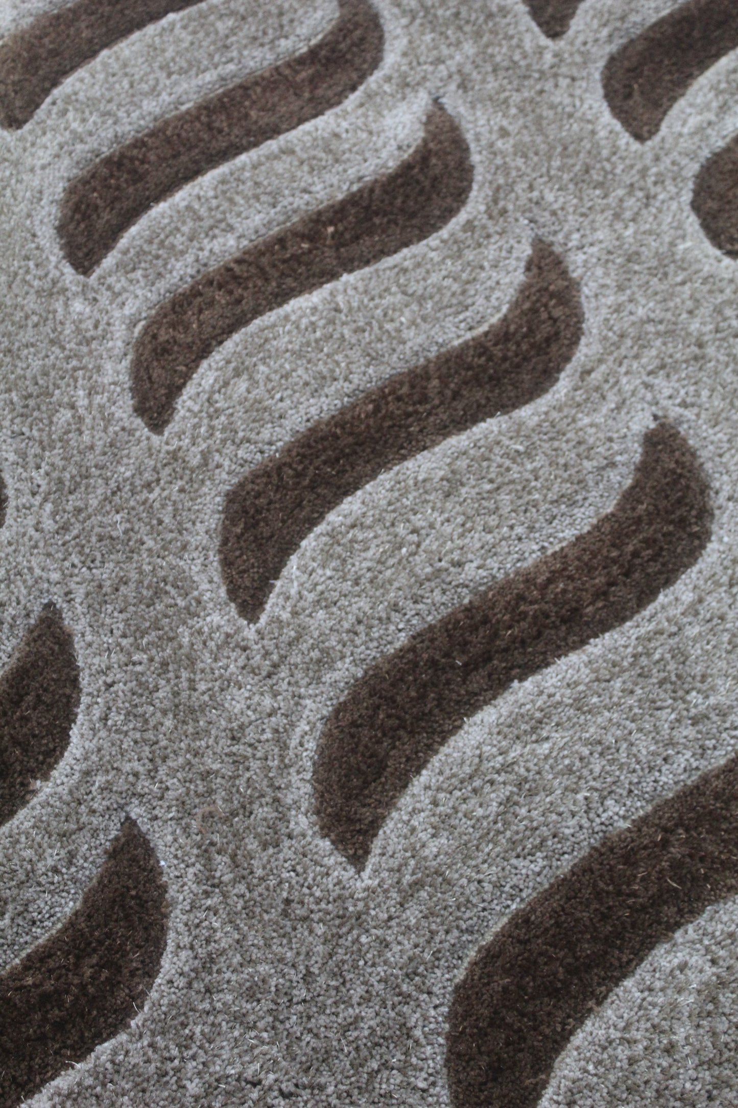 Modern Wave Pattern Shaggy Rug – Soft Brown & Beige Accent Carpet for Living Room or Bedroom