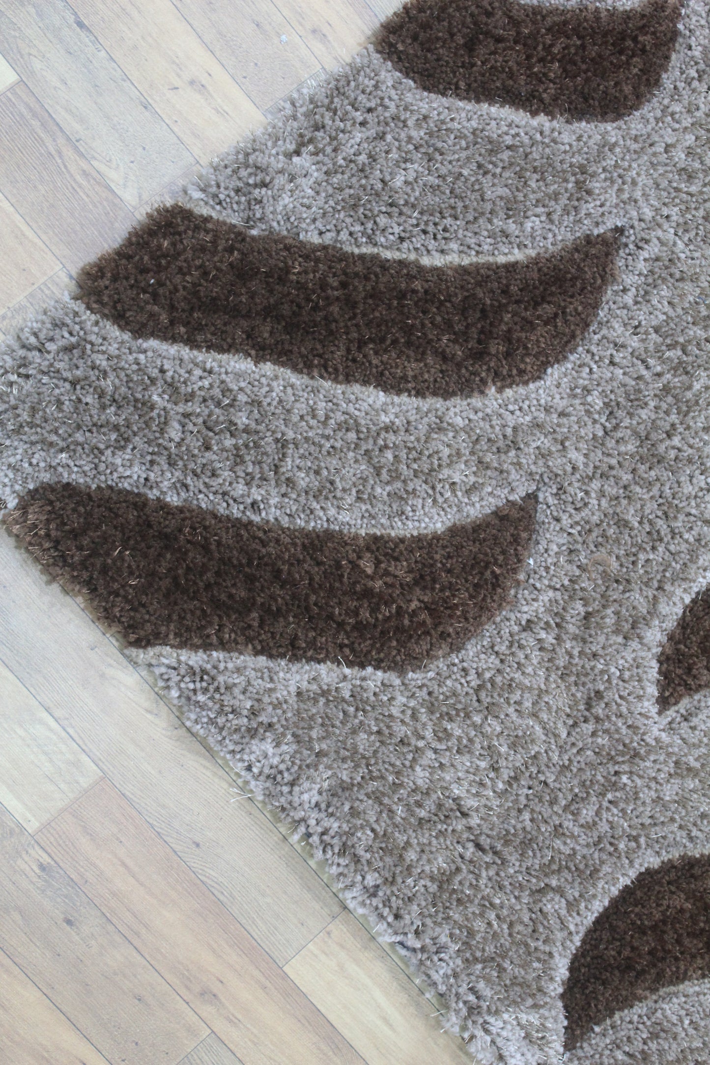 Modern Wave Pattern Shaggy Rug – Soft Brown & Beige Accent Carpet for Living Room or Bedroom