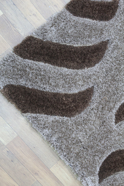 Modern Wave Pattern Shaggy Rug – Soft Brown & Beige Accent Carpet for Living Room or Bedroom