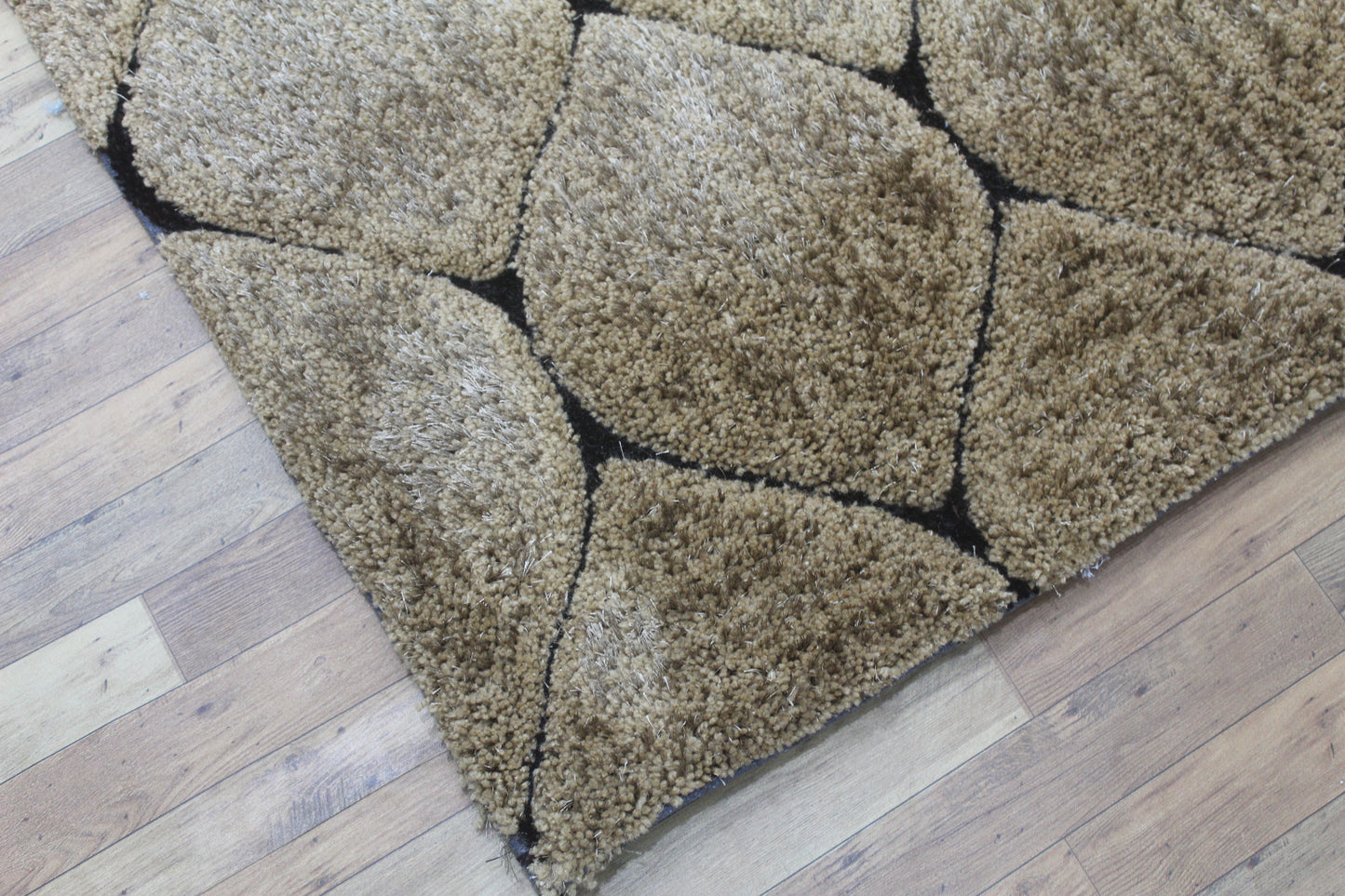 Diamond Lattice Beige Shag Rug – Soft Plush Modern Bedroom Carpet